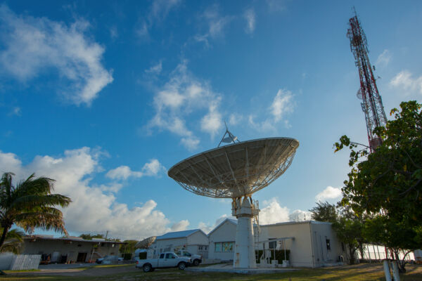 Antena parabólica y torre celular Intelsat en Cockburn Town en Gran Turca