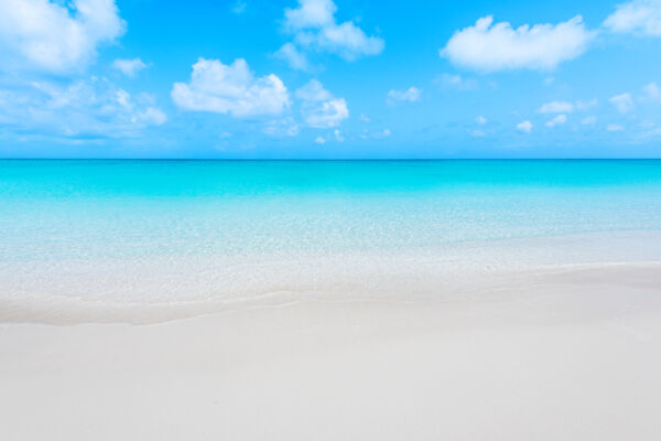 Grace Bay Beach e l'orizzonte in una giornata tranquilla