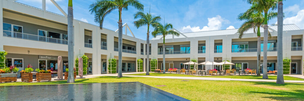 Courtyard at Le Vele Plaza and Provence restaurant