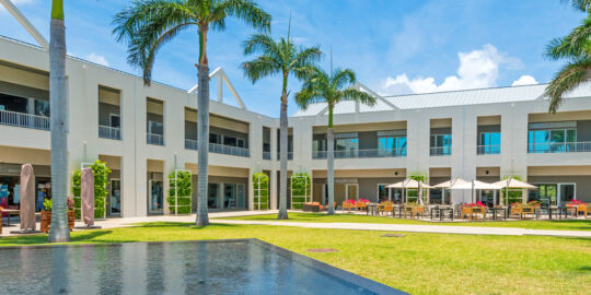 Courtyard at Le Vele Plaza and Provence restaurant