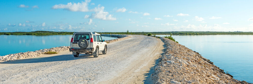 A Land Rover Discovery 4x4 on the North and Middle Caicos causeway