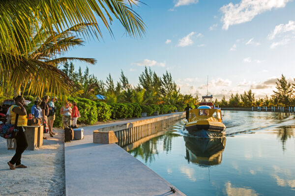 prom pasażerski przybywający do Sand Point Marina w północnym Caicos Na Wyspach Turks i Caicos