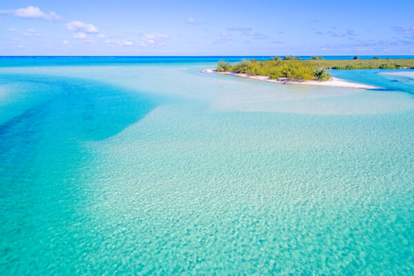 Blue and turquoise water at the East Bay Islands National Park