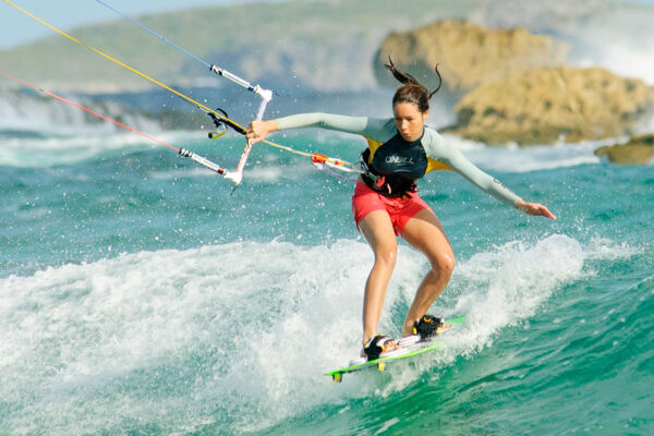 kiteboarder dans les vagues au port de Mudjin sur Middle Caicos