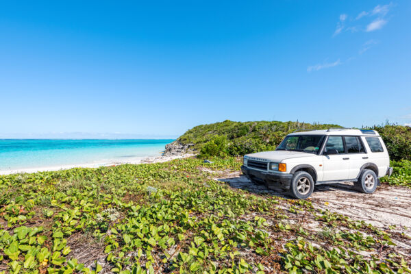 udforskning af de smukke strande i North Caicos med en Land Rover Discovery