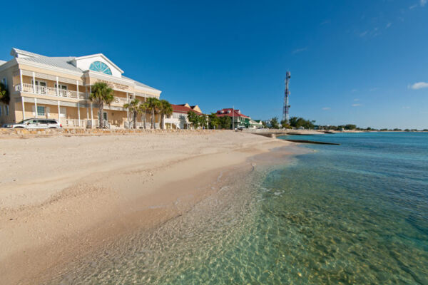 das direkt am Strand gelegene N.J.S. Francis Building in Cockburn Town auf Grand Turk