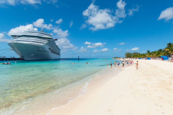 cruiseschip aangemeerd aan het strand van het Grand Turk Cruise Center