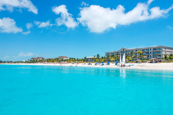 der unglaubliche Ozean und Strand in Grace Bay in den Turks- und Caicosinseln