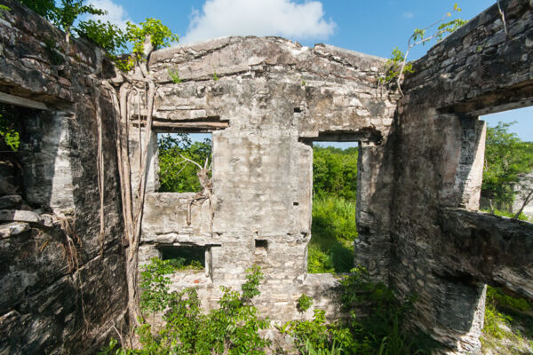 l'intérieur des ruines de la Grande Maison de la Plantation Verte de Wade sur North Caicos's Green Plantation on North Caicos