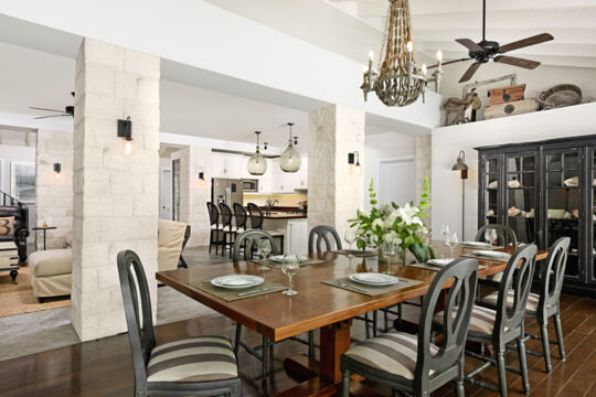 Dining table in Villa Acajou