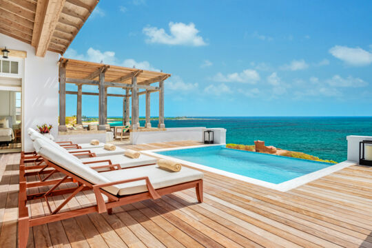 Luxury villa with an infinity pool overlooking the ocean