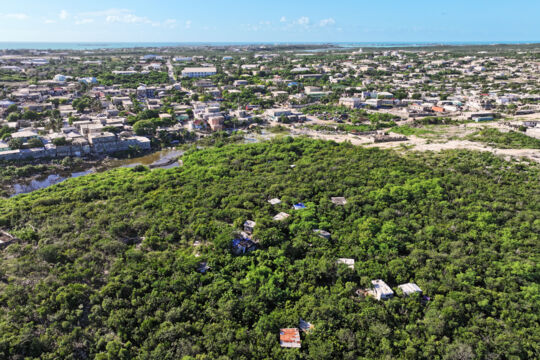 Aerial image of informal structures and a large informal borough in Turks and Caicos. 