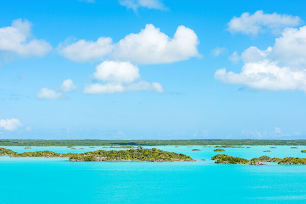 Turquoise water and tiny islands in Chalk Sound National Park