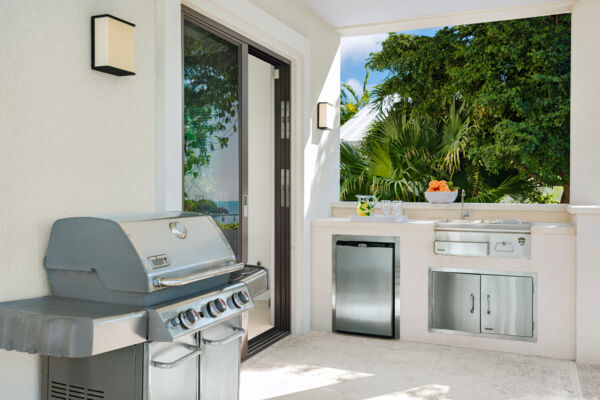 Outdoor dining table and chairs at Lilikoi villa