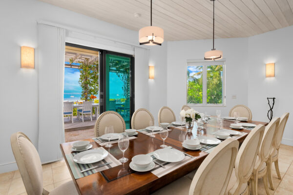 Outdoor dining table and chairs at Lilikoi villa