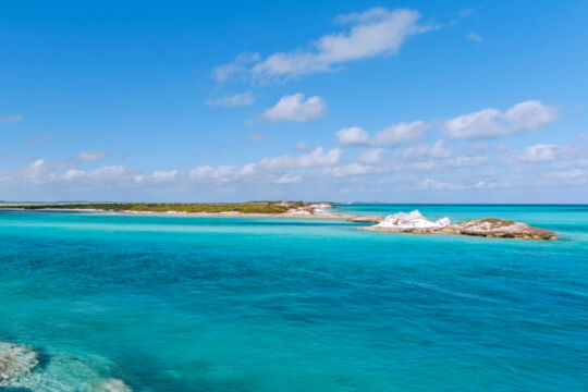Turquoise channel and rock features at Plandon Cay Cut Channel