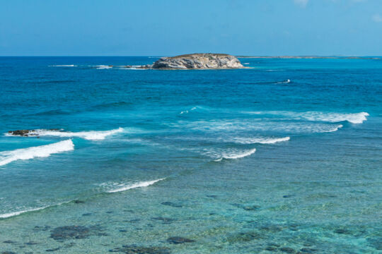 Blue ocean and tall cliffs at Round Cay