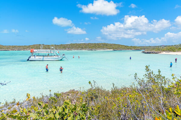 Clear and shallow water at Silly Cay