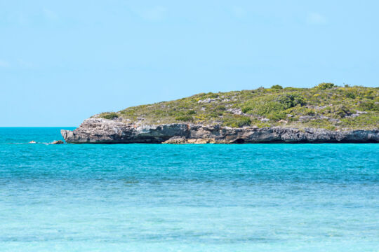 Turquoise ocean and sea cliffs at Sim Cay