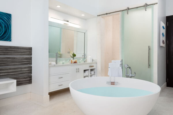 Tub and bathroom at Zenza Hotel